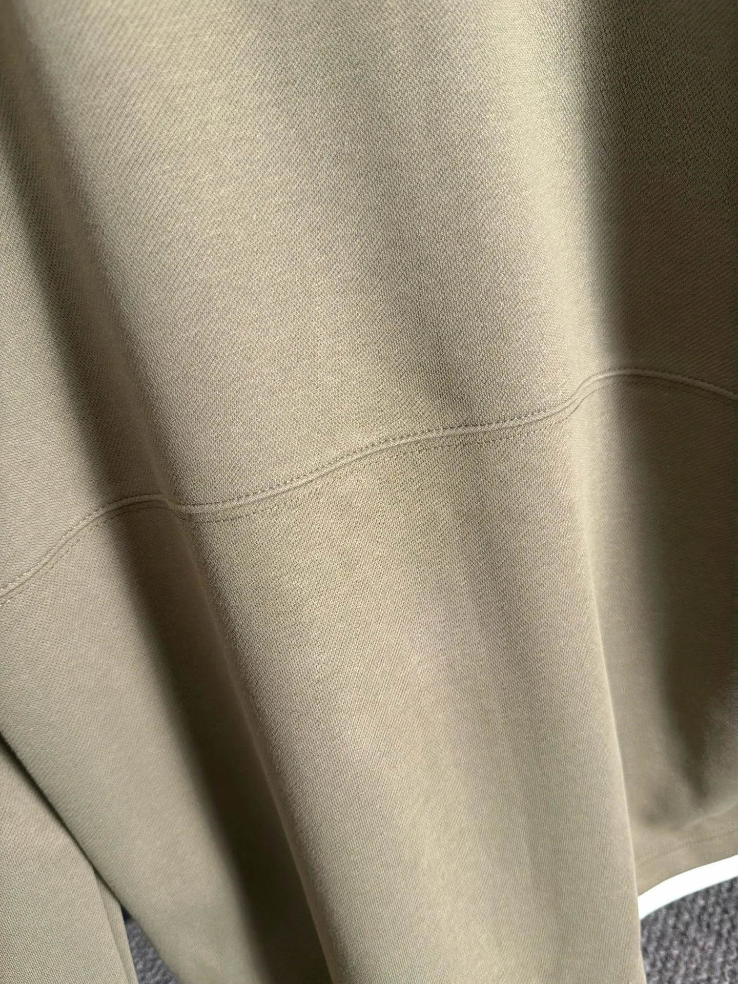 The first 2026 autumn and winter New Arrival sweatshirts for men and women have the same style. Many stars have the same style. Craftsmanship that cannot be copied by ordinary small workshops. We are not afraid of any challenges in terms of materials, detail restoration and craftsmanship, just to provide everyone with wonderful products. Compare the top original versions at will. No expense is spared just to make it better. Unique imported fabric feel. Purely imported German machine production. Precision operation. Thousands of needles density. Full set of New Arrival accessories with three standards for simultaneous customization. Upper body Versatile fashion. A perfect choice for autumn and winter. A must-have item. Sizes: M-4XL (please state your height and weight when placing an order)